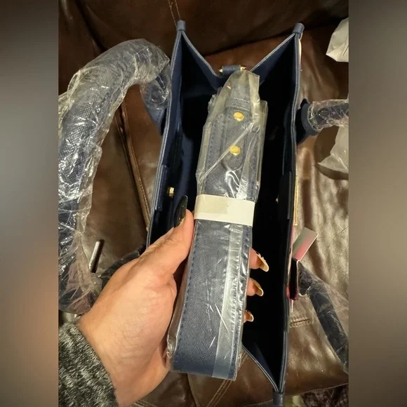 Trina Turk Floral Cloud Tote NWT - Picture 11 of 13